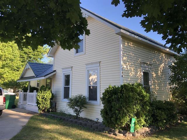 view of front of house featuring a front lawn and a porch