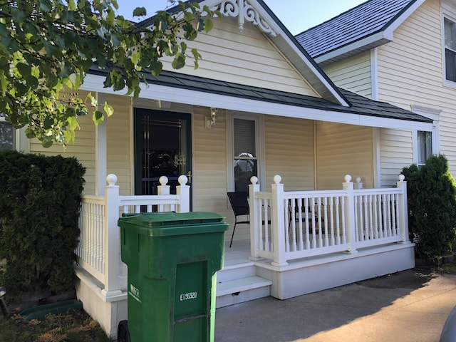 view of front of house featuring covered porch