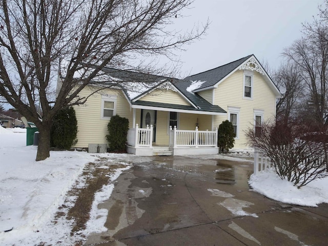 view of front facade with covered porch