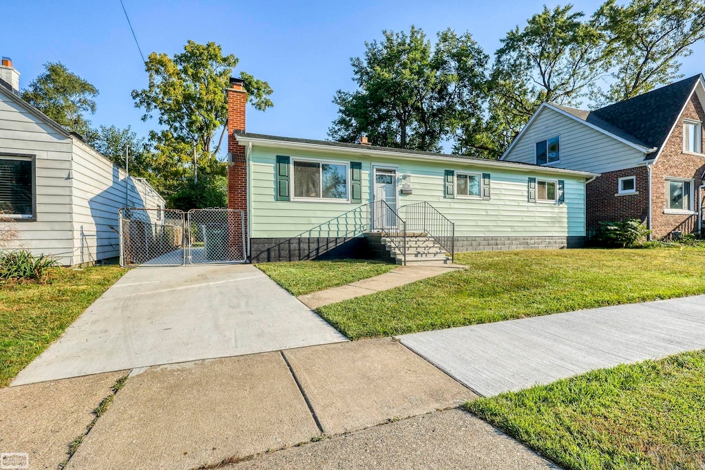 bungalow featuring a front lawn