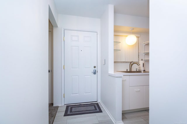 entryway featuring sink