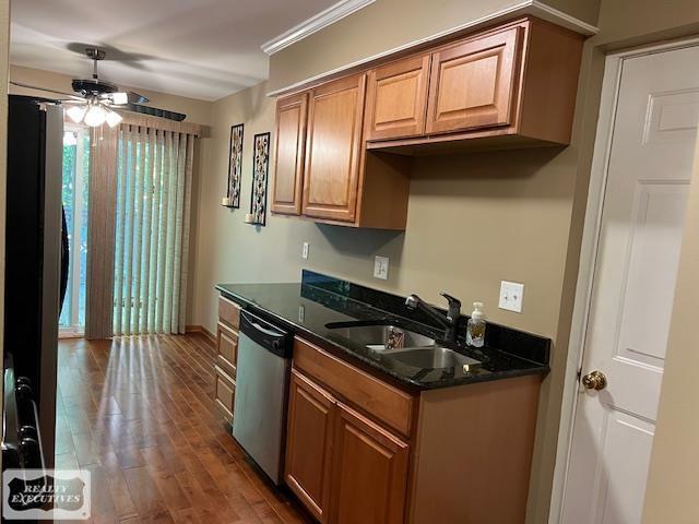 kitchen featuring appliances with stainless steel finishes, hardwood / wood-style flooring, sink, ornamental molding, and ceiling fan