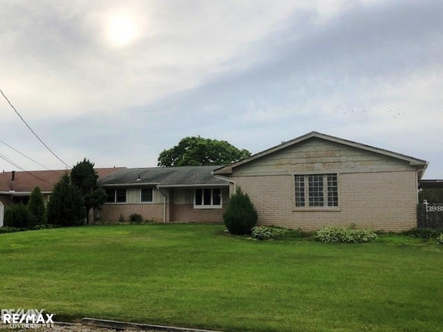 view of front of property featuring a front lawn