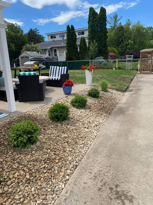 view of yard featuring a patio