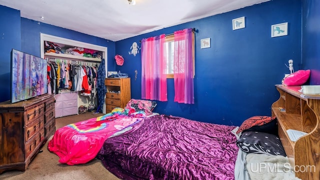 bedroom featuring carpet floors and a closet