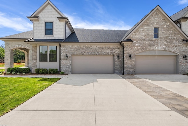 view of front facade featuring a garage and a front yard