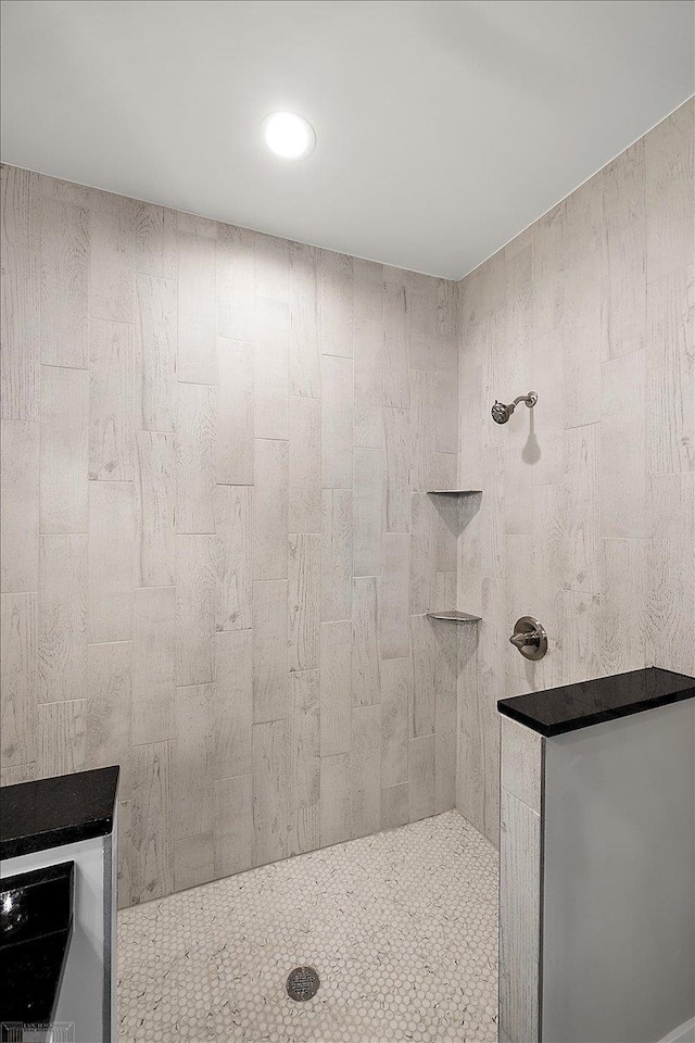 bathroom featuring tiled shower