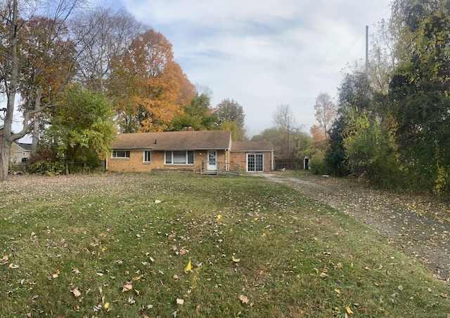 view of front facade featuring a front yard