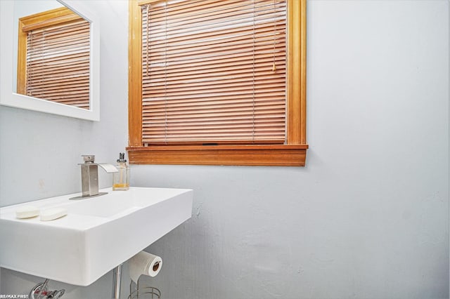 bathroom featuring sink