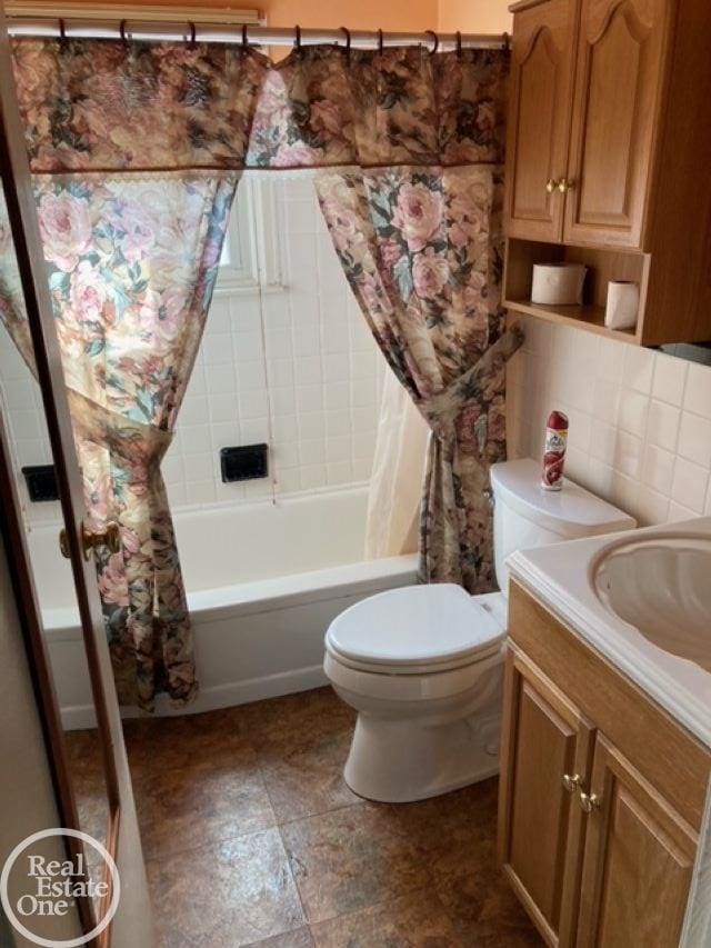 full bath with tasteful backsplash, shower / bathtub combination with curtain, toilet, and vanity