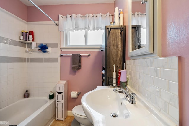 full bathroom with tiled shower / bath combo, sink, backsplash, and toilet