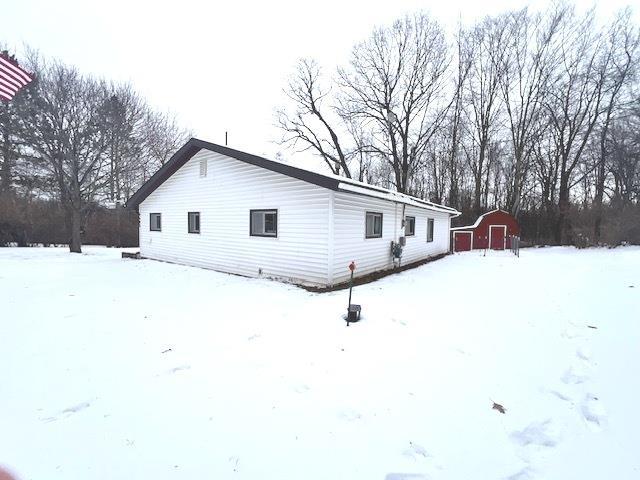 exterior space featuring a shed