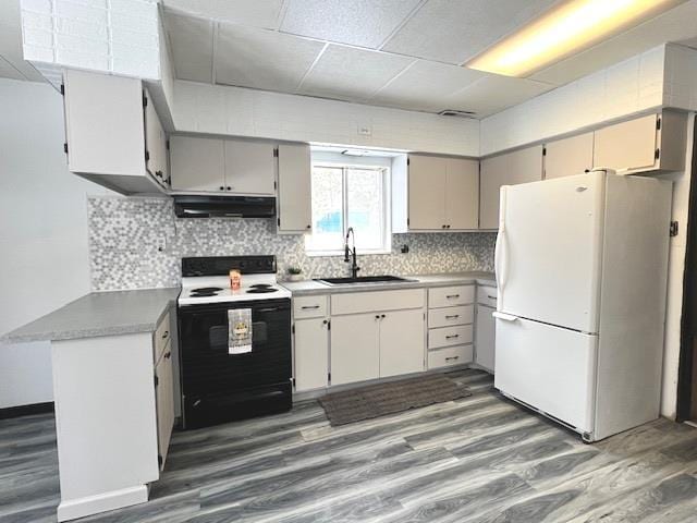 kitchen featuring hardwood / wood-style floors, sink, gray cabinetry, white refrigerator, and electric range