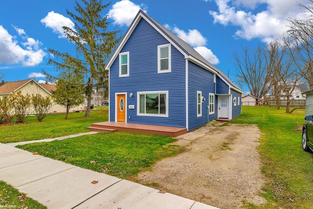 view of front of house featuring a front lawn