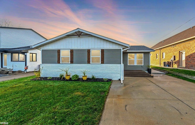 view of front of home featuring a lawn