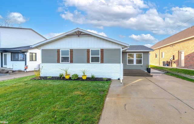 view of front of property with a front lawn