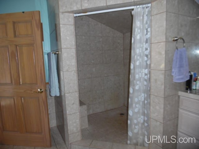 bathroom featuring a shower with shower curtain