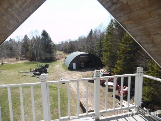 view of yard with an outdoor structure