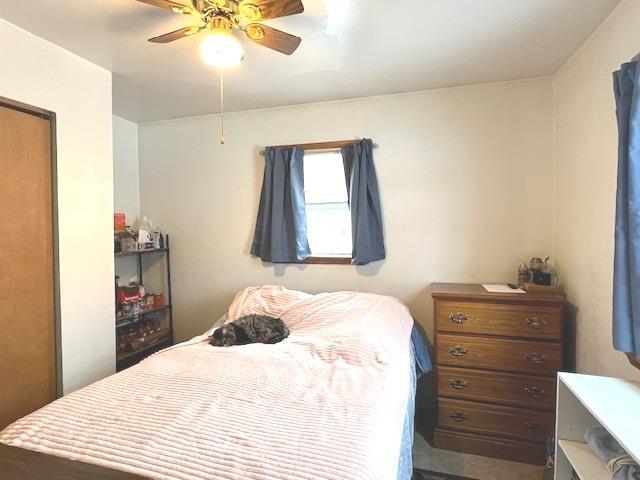 bedroom featuring ceiling fan