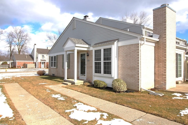 view of front of house featuring a front yard