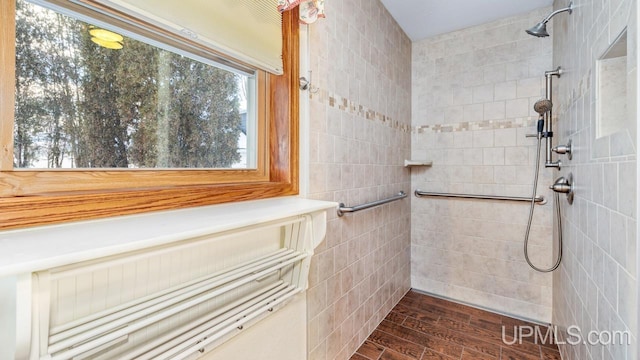 bathroom featuring tiled shower