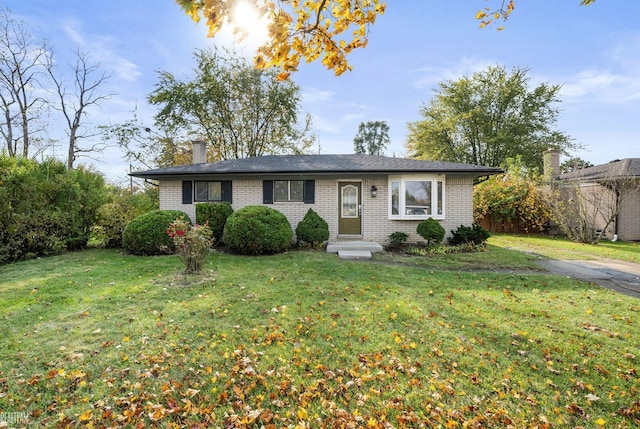 ranch-style home featuring a front lawn