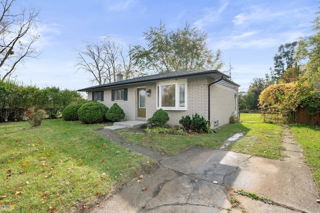 view of front facade with a front lawn