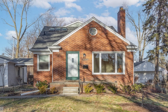 view of front of property featuring a front lawn