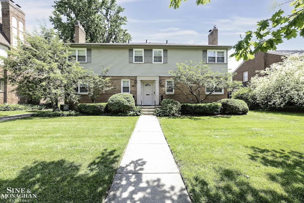 view of front of property featuring a front yard