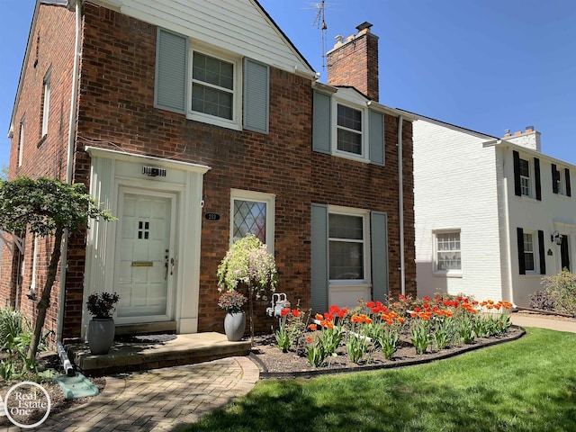 view of front of property featuring a front yard