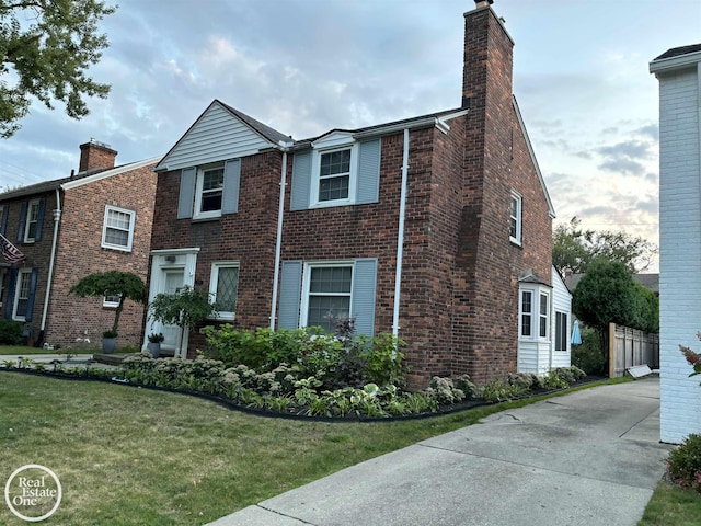 view of front facade featuring a front lawn