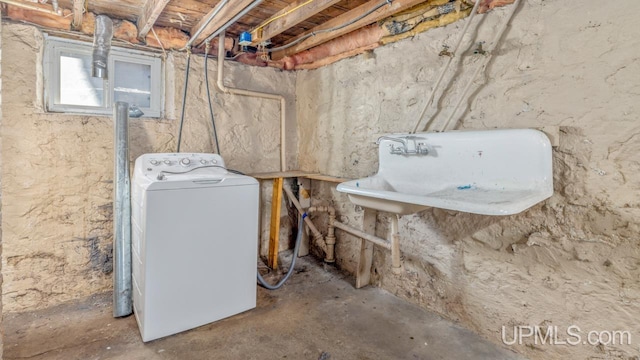 basement with washer / dryer and sink