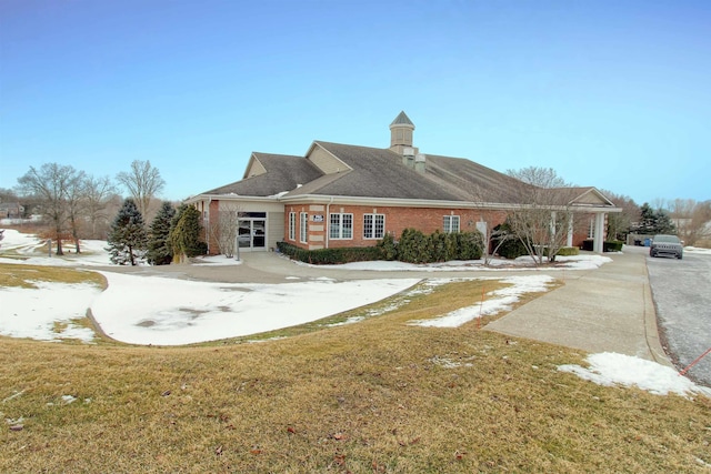 view of front of house with a front lawn