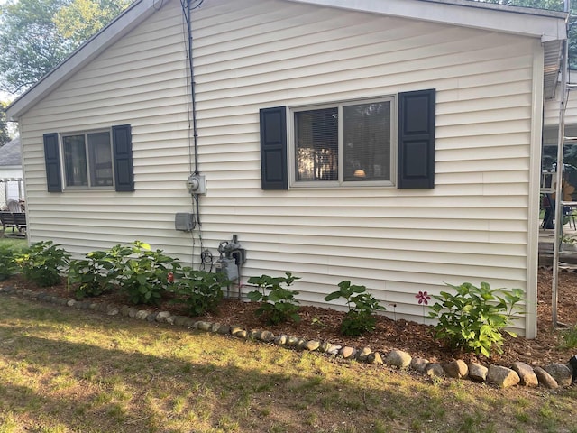 view of side of property featuring a lawn