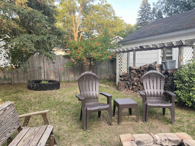 view of yard featuring an outdoor structure