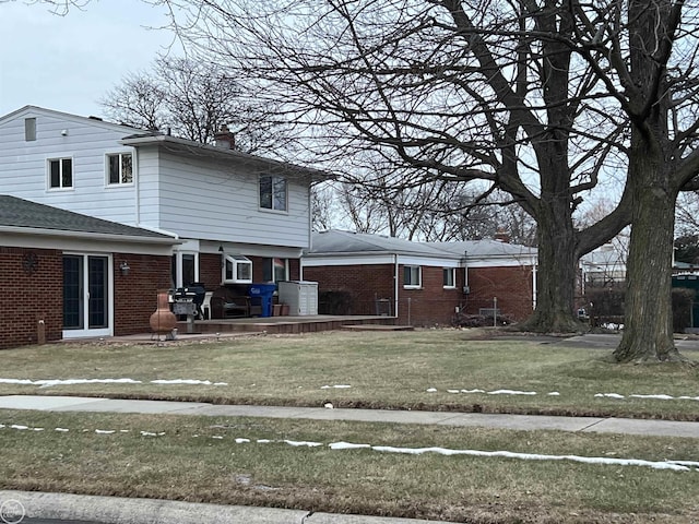 view of front of house with a front lawn