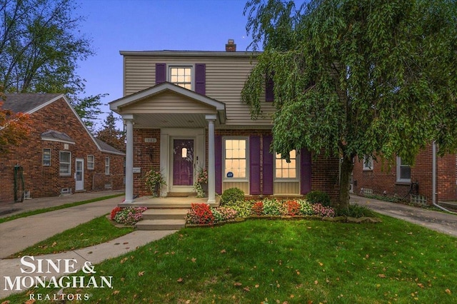 view of front facade featuring a front yard