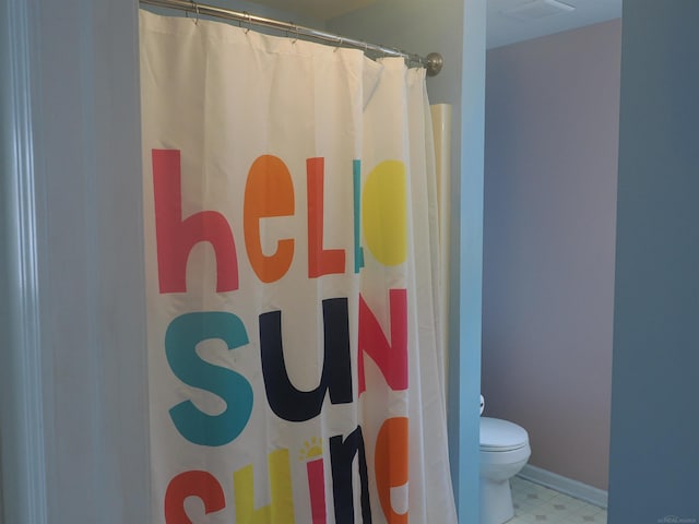 full bath featuring baseboards, visible vents, curtained shower, tile patterned floors, and toilet