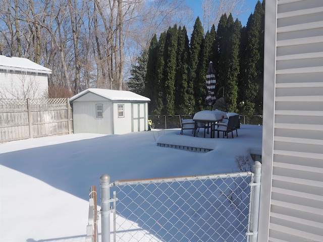 view of yard featuring outdoor dining space, an outdoor structure, fence, and a patio