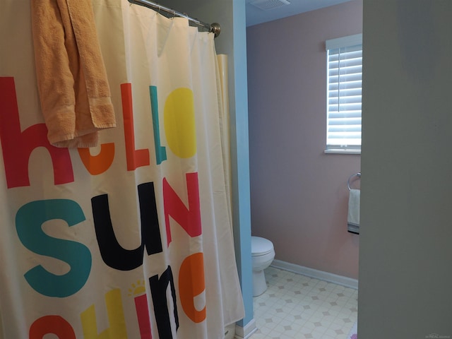 full bath featuring tile patterned floors, visible vents, toilet, a shower with curtain, and baseboards