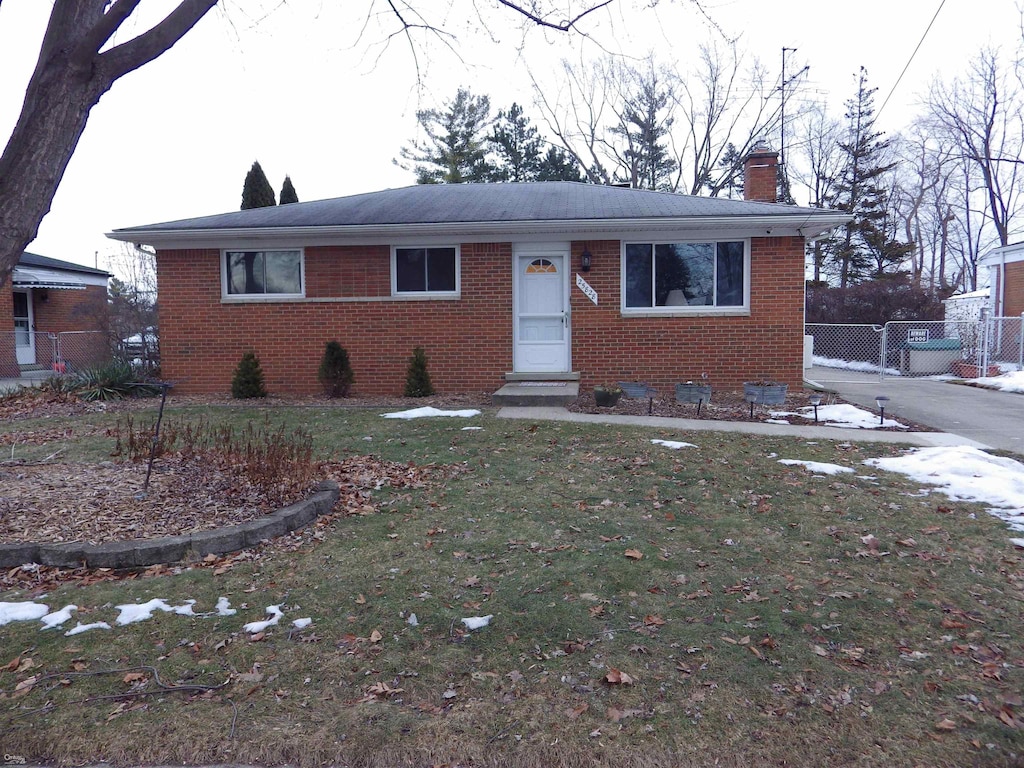 view of front of house featuring a front yard