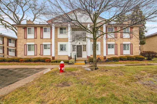 view of front facade featuring a front lawn