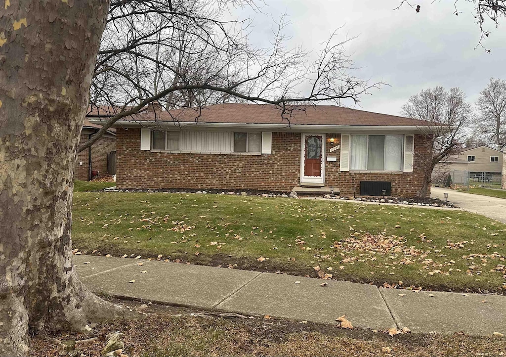 ranch-style house featuring a front lawn