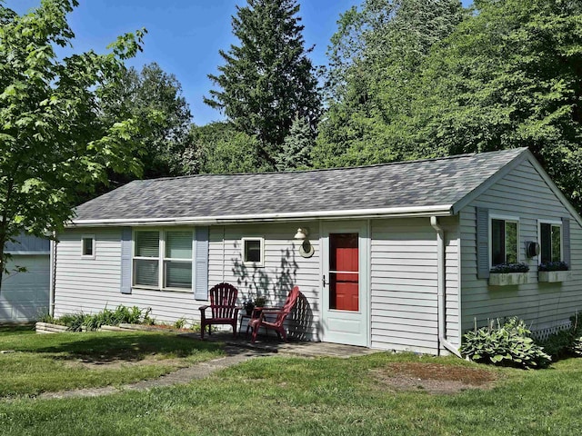 single story home with a front yard