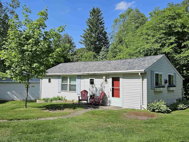 single story home with a front lawn