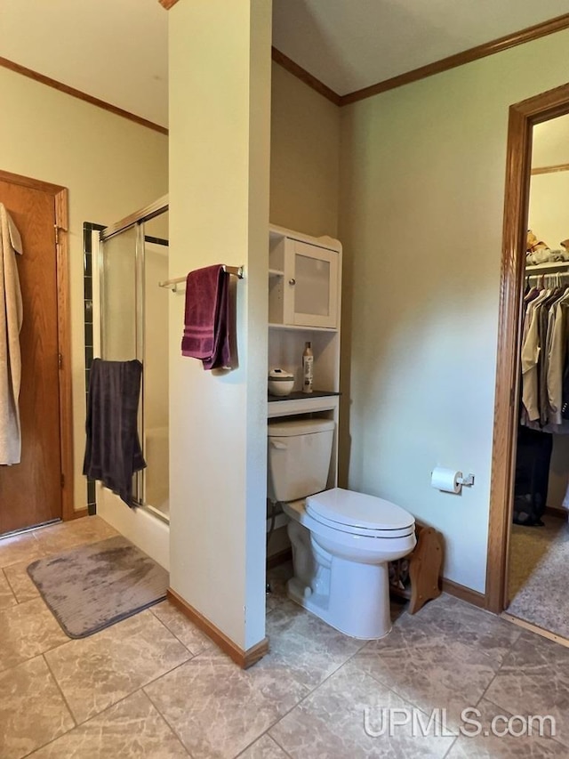 bathroom featuring crown molding, a towering ceiling, an enclosed shower, and toilet