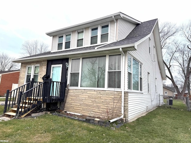 view of front of property featuring a front yard