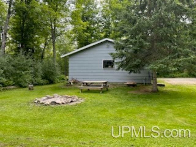 view of yard featuring a fire pit