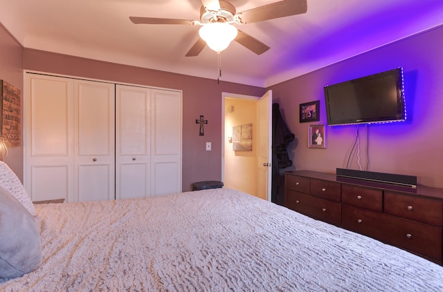 unfurnished bedroom featuring ceiling fan and a closet