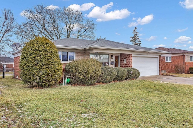 view of front facade with a garage and a front yard